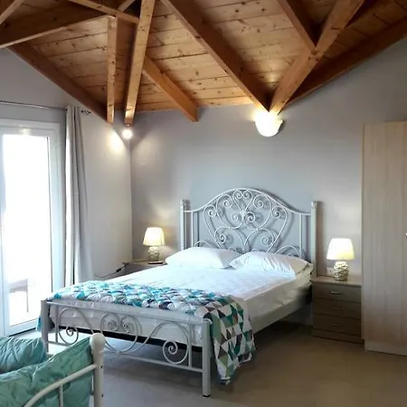 Yiannis Apartment Planos